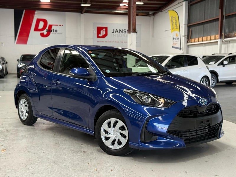 2021 Toyota Yaris Hybrid Push Start, photo 2