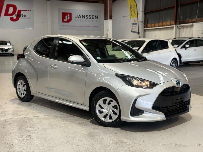 2021 Toyota Yaris Hybrid Push Start, photo 2