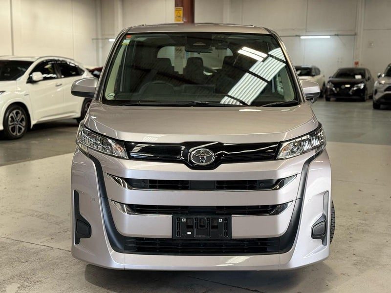 2023 Toyota Noah 8 Seates Late model, photo 2