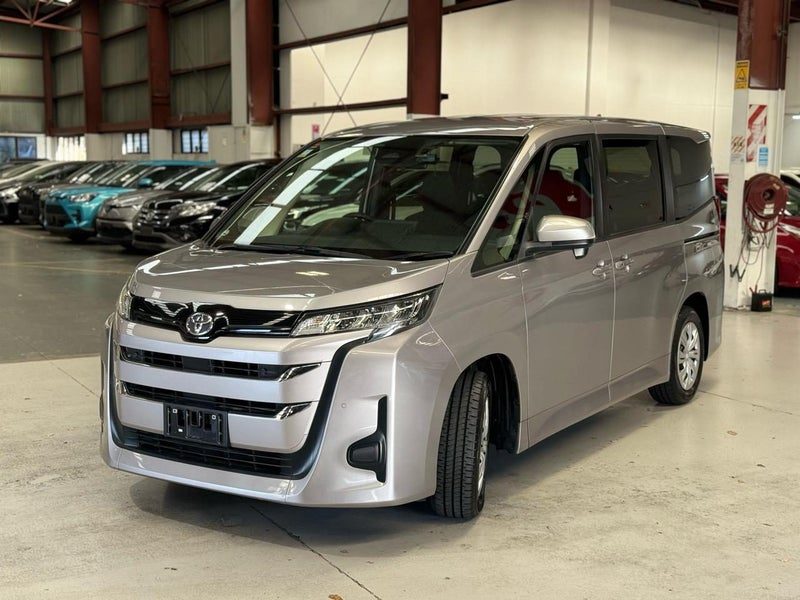 2023 Toyota Noah 8 Seates Late model, photo 3
