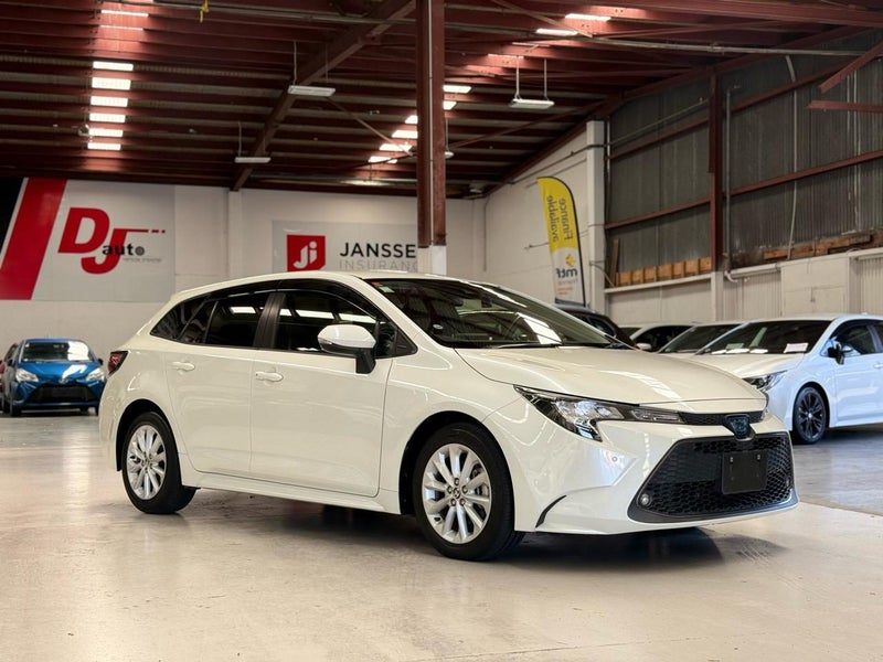 2021 Toyota Corolla Touring Hybrid S model, photo 2