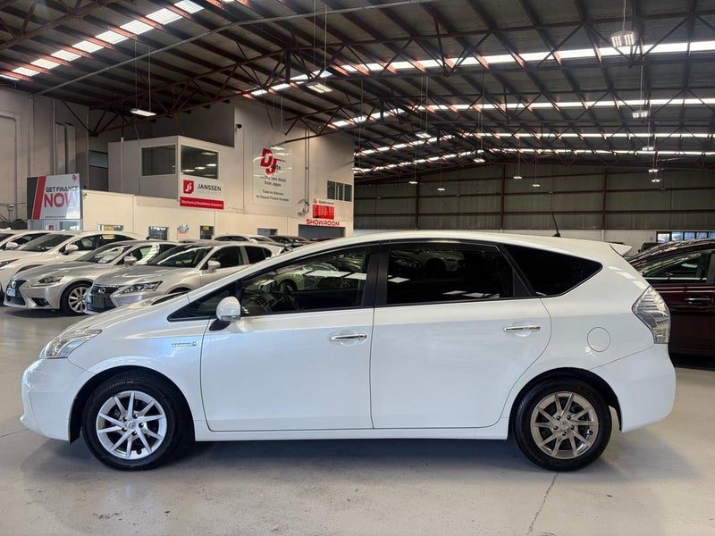 2014 Toyota Prius Alpha 7 Seater S Model, photo 3