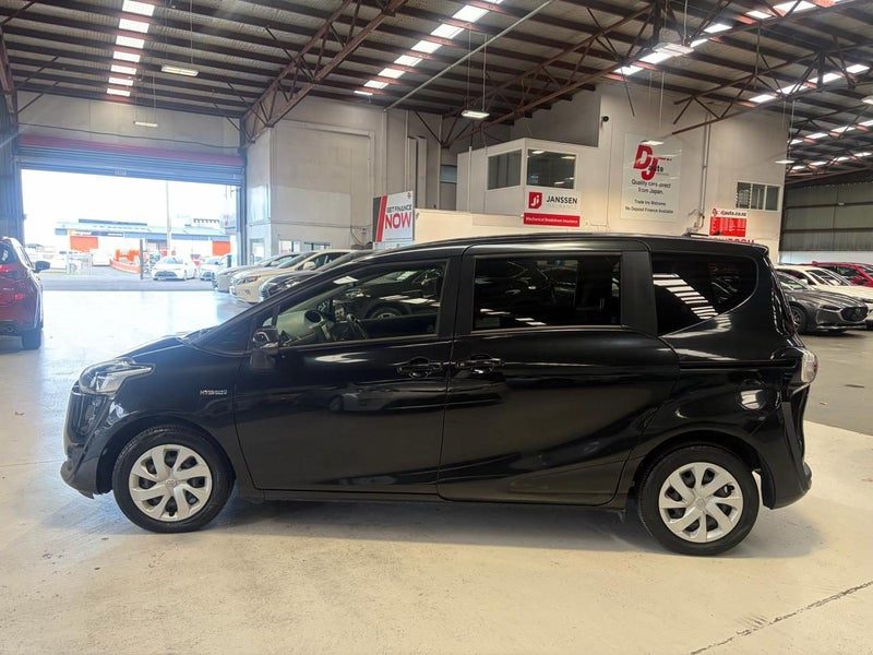 2017 Toyota Sienta Hybrid X 1500cc 7 Seaters, photo 3