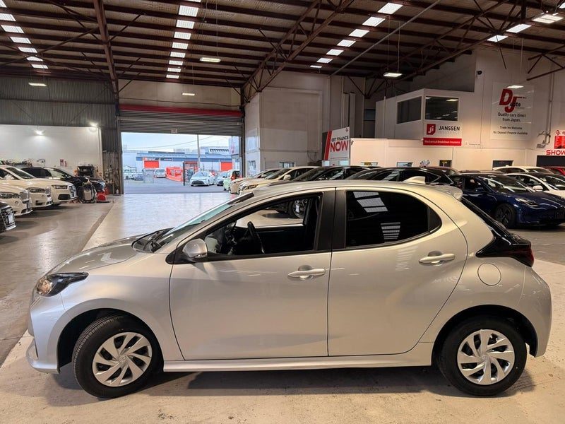 2021 Toyota Yaris Hybrid Push Start, photo 3