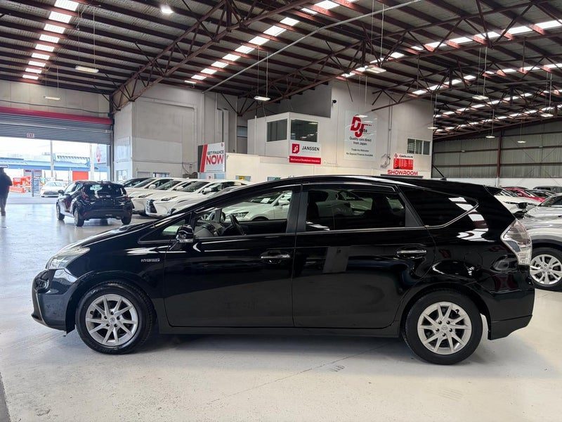 2014 Toyota Prius Alpha 7 Seater S Model, photo 3