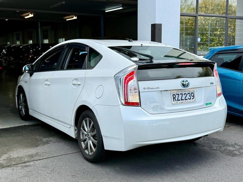 2013 Toyota Prius 1800cc Hybrid, photo 2