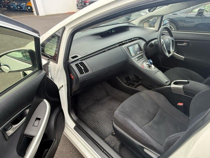 2013 Toyota Prius 1800cc Hybrid, photo 3