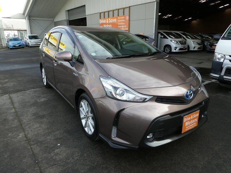 2017 Toyota Prius Alpha, main photo