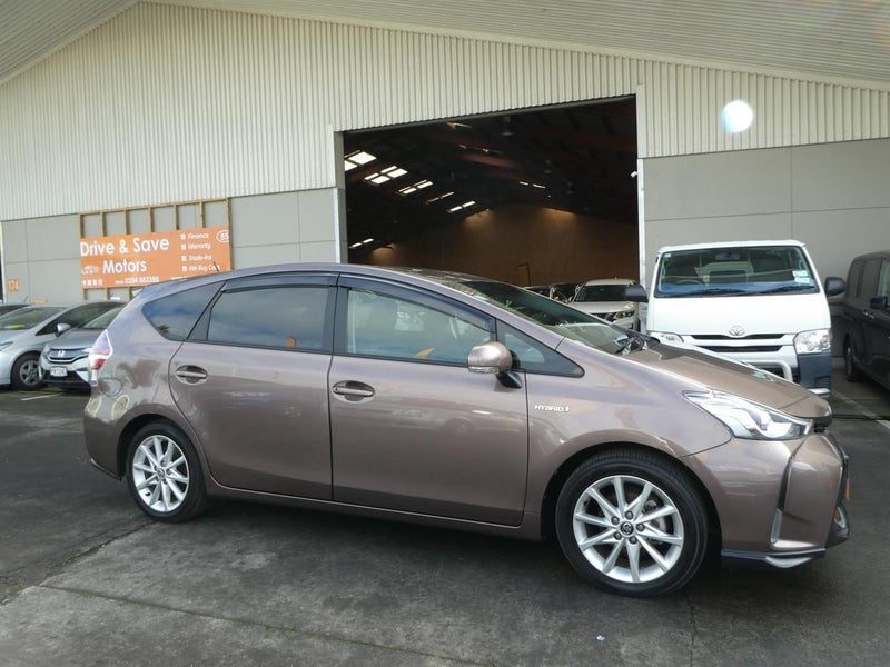 2017 Toyota Prius Alpha, photo 2
