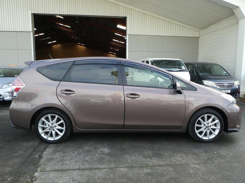 2017 Toyota Prius Alpha, photo 3
