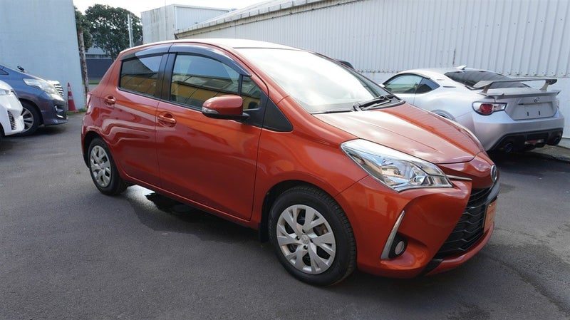 2017 Toyota Vitz PUSH START, photo 2