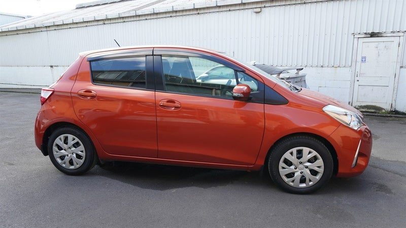 2017 Toyota Vitz PUSH START, photo 3