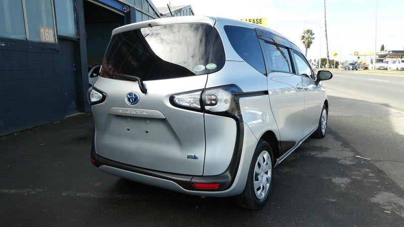 2017 Toyota Sienta Hybrid 7 Seats!, photo 3