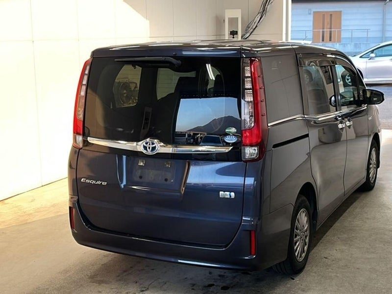 2015 Toyota Esquire, photo 2