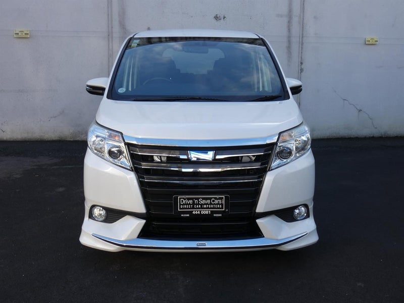 2015 Toyota Noah, photo 2
