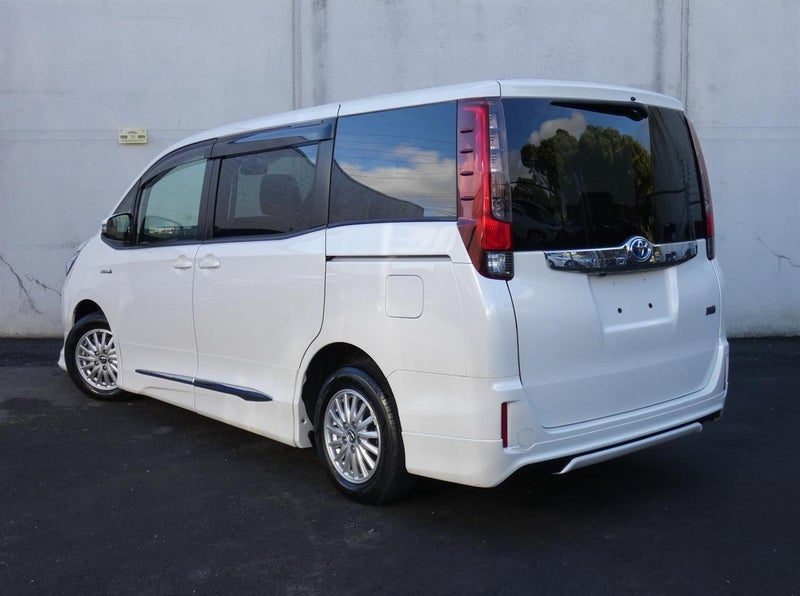 2015 Toyota Noah, photo 3