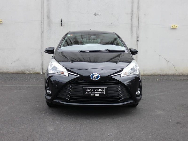 2017 Toyota Vitz Hybrid, photo 2