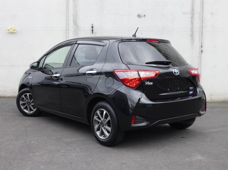2017 Toyota Vitz Hybrid, photo 3