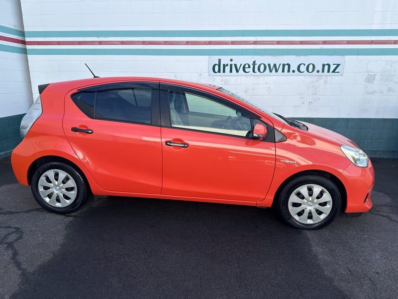 2013 Toyota Aqua S Hybrid Push Start, photo 2