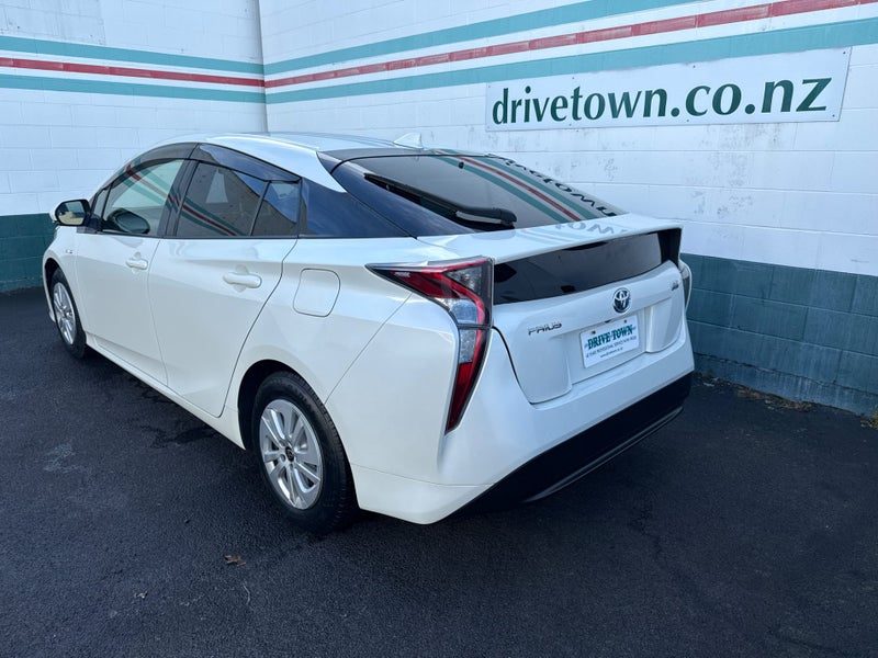 2016 Toyota Prius Hybrid S, photo 2