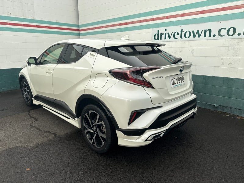2017 Toyota C-HR Hybrid G Safety Sensing, photo 2