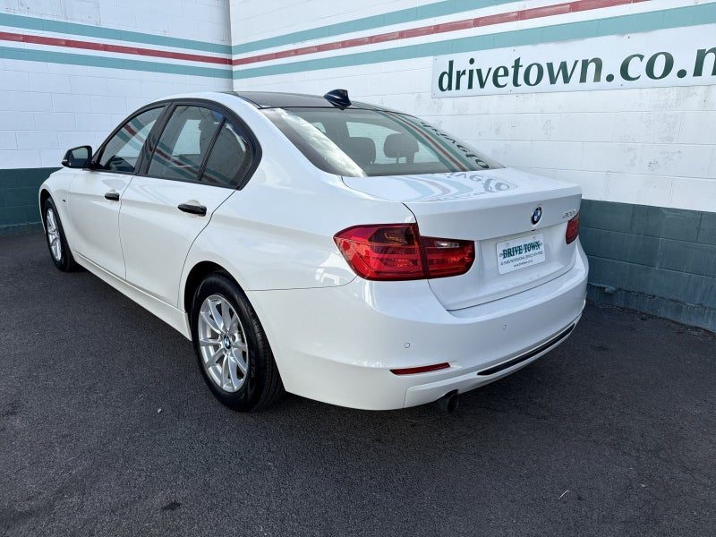 2012 BMW 320i Sport, photo 2