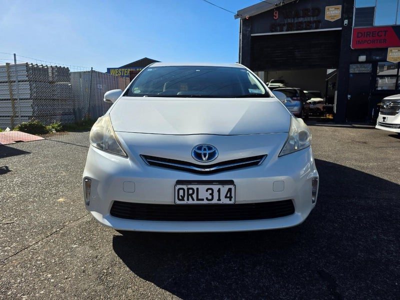 2011 Toyota Prius Alpha, photo 3