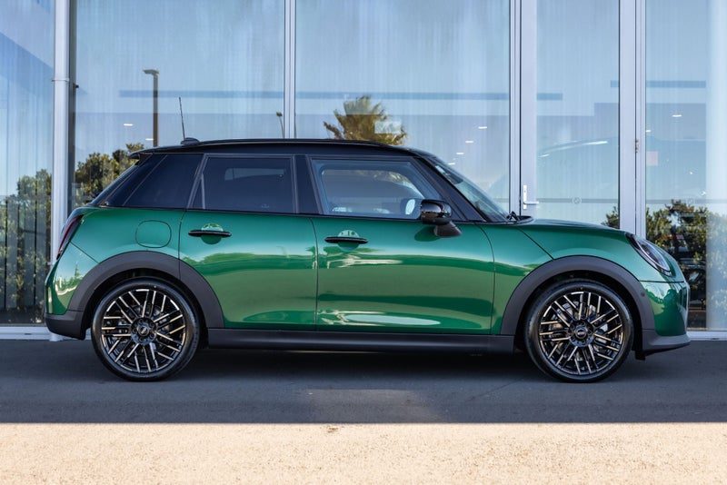 2026 MINI Cooper C 5-Door Favoured (High spec), photo 3