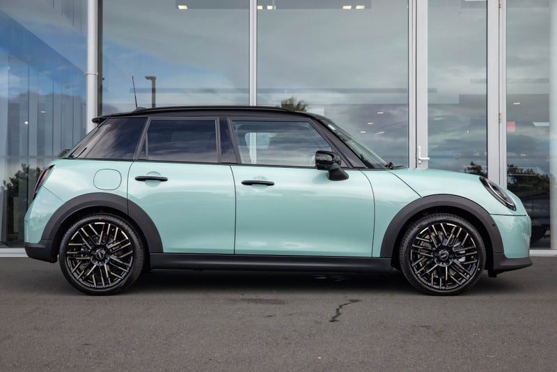 2026 MINI Cooper C 5-Door Favoured, photo 3