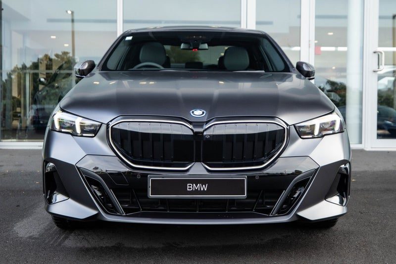2026 BMW 550e xDrive PHEV, photo 2