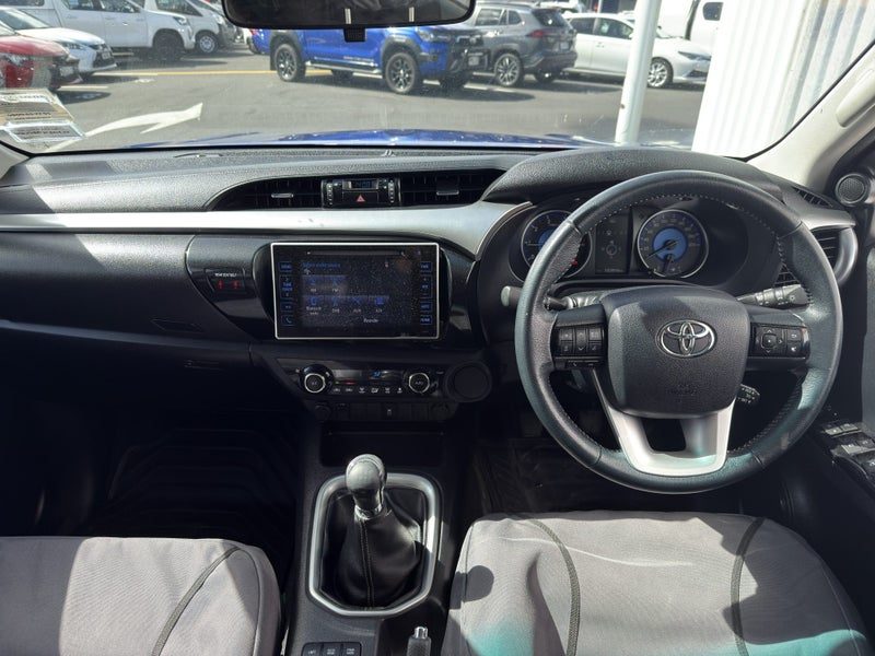 2017 Toyota Hilux SR5, photo 2