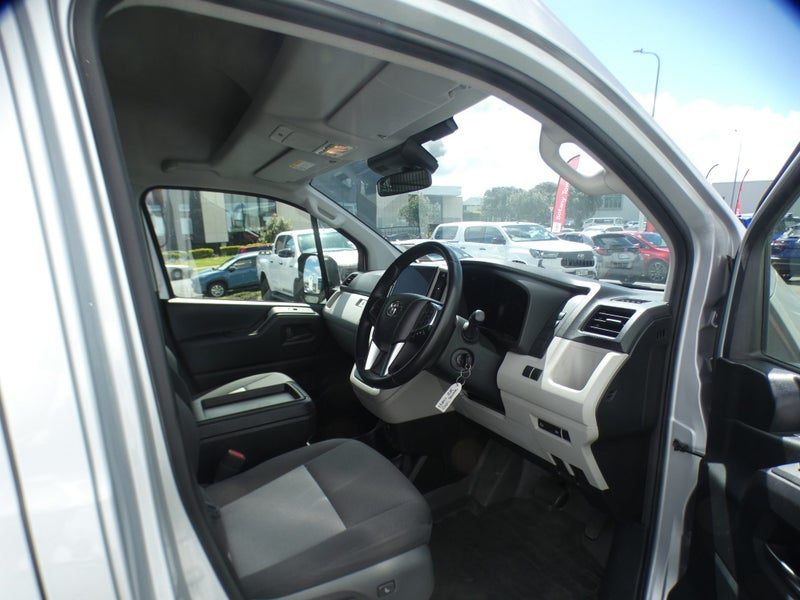 2025 Toyota Hiace ZX, photo 2