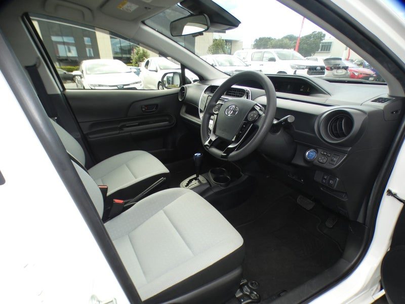 2021 Toyota Aqua S, photo 2