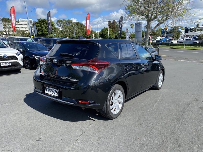 2017 Toyota Corolla GLX, photo 2