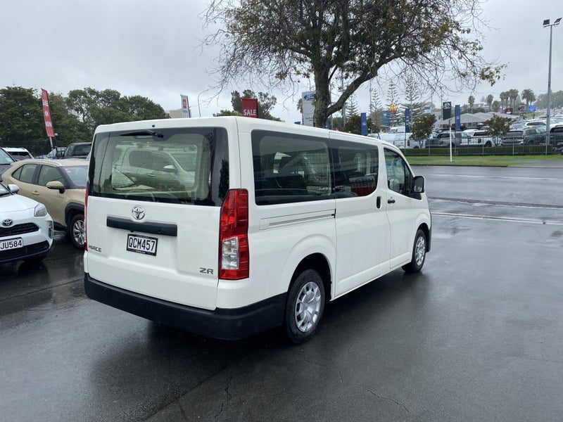 2023 Toyota Hiace ZR 2.8DT/6SPD Manual, photo 2