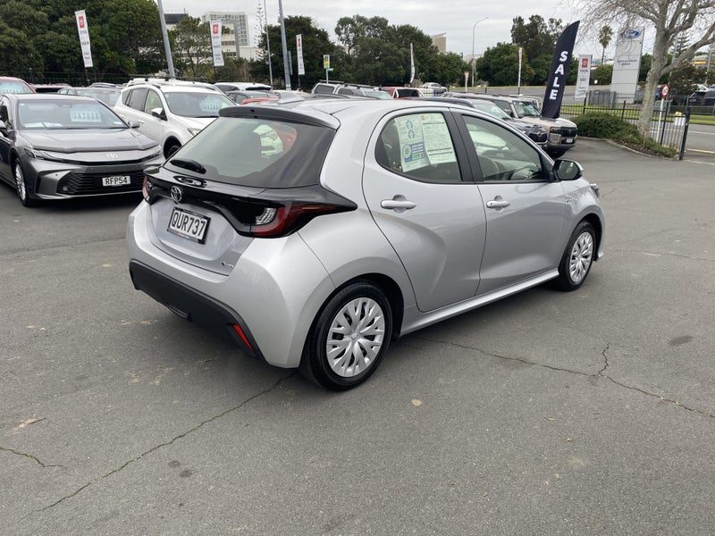 2024 Toyota Yaris GX 1.5P Hybrid Hatch, photo 2