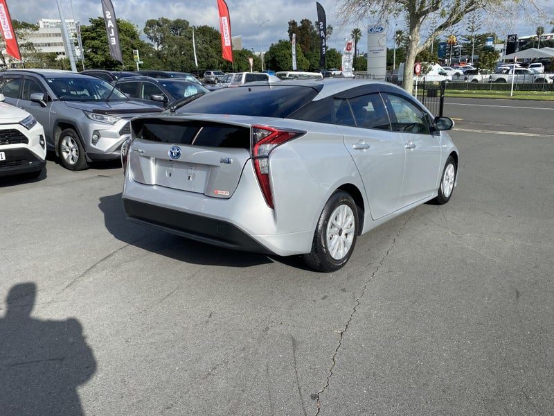 2017 Toyota Prius Hybrid S 1.8 5 Dr Hatch CVT 2WD, photo 2