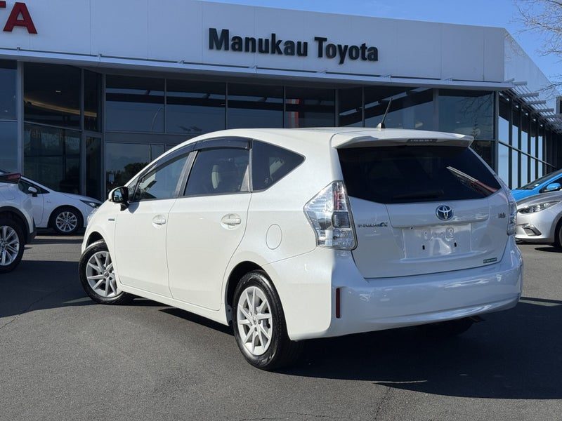 2013 Toyota Prius Alpha, photo 2