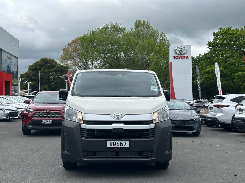 2026 Toyota Hiace ZR, photo 2