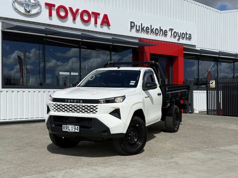 2026 Toyota Hilux SR, main photo