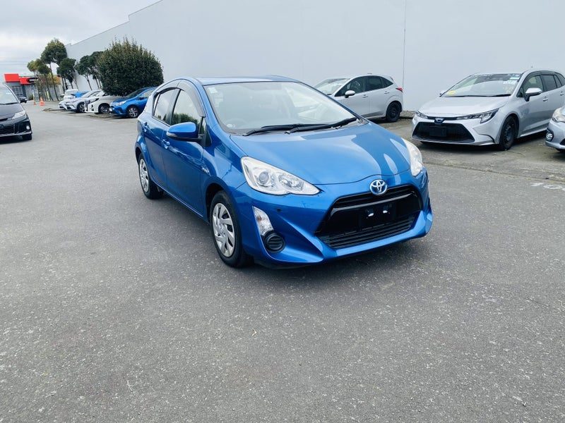 2015 Toyota Aqua, photo 2