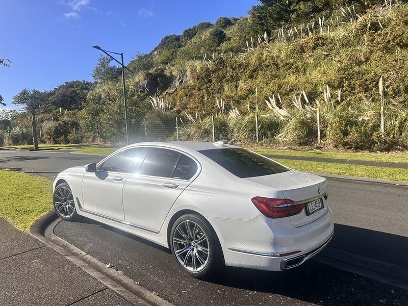 2018 BMW 750i 4.4 V 8 TURBO, photo 2
