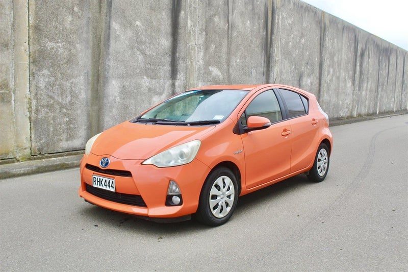 2013 Toyota Aqua, photo 2