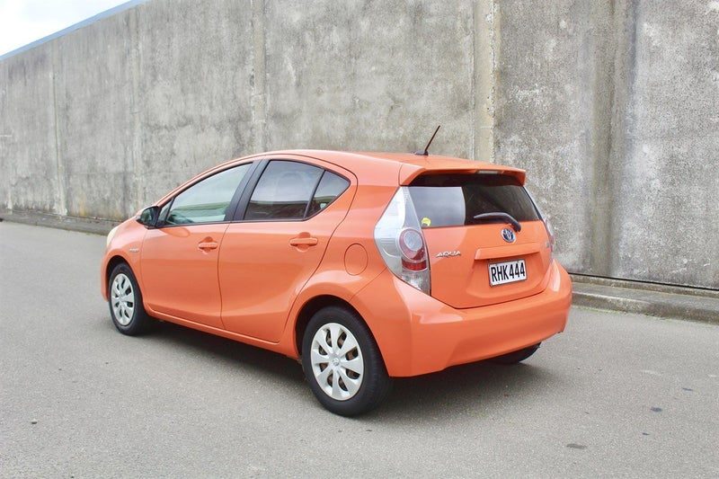 2013 Toyota Aqua, photo 3