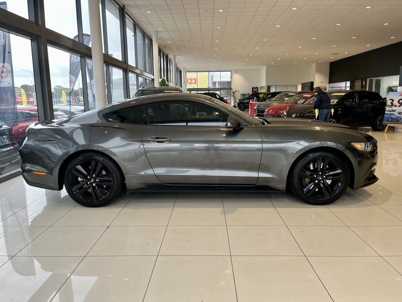 2016 Ford Mustang 2.3L Fastback, photo 3