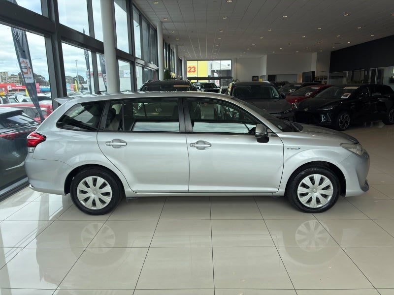 2017 Toyota Corolla Fielder Hybrid, photo 3