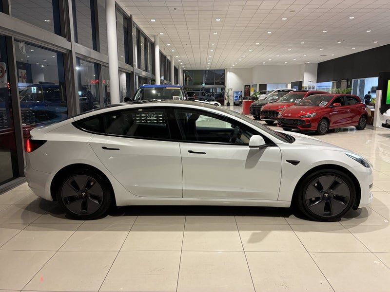 2021 Tesla Model 3 Standard Range Plus, photo 3