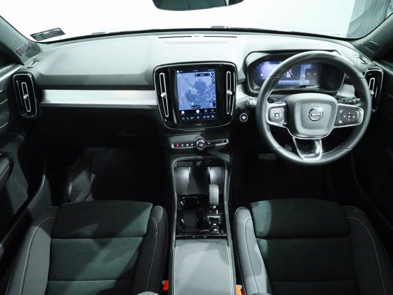 2026 Volvo XC40 B4 AWD ULTRA DARK, photo 3