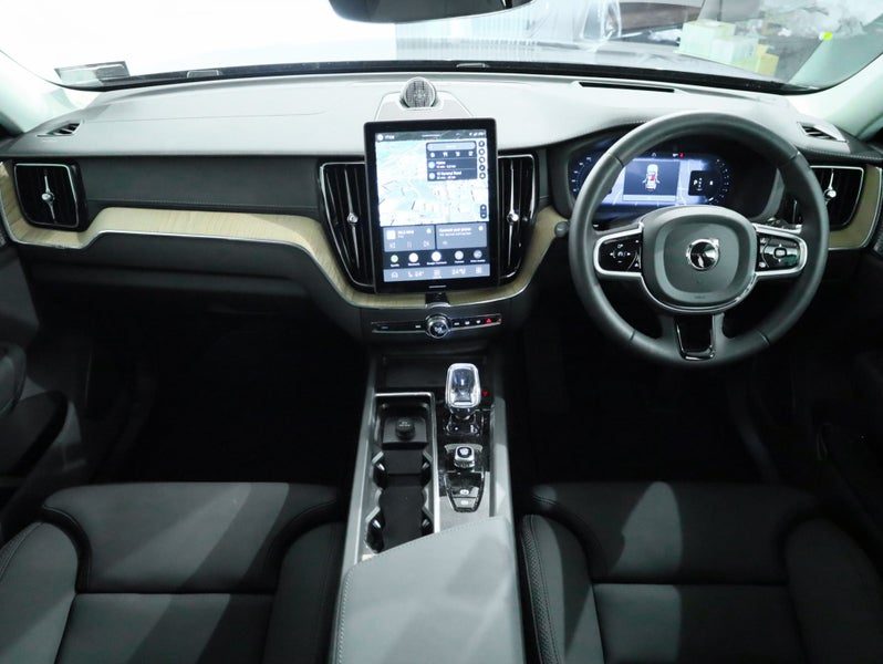 2026 Volvo XC60 B5 AWD ULTRA DARK, photo 3