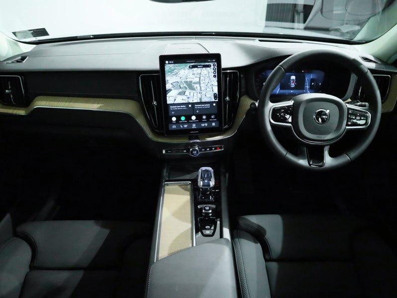 2026 Volvo XC60 B5 AWD ULTRA DARK, photo 3